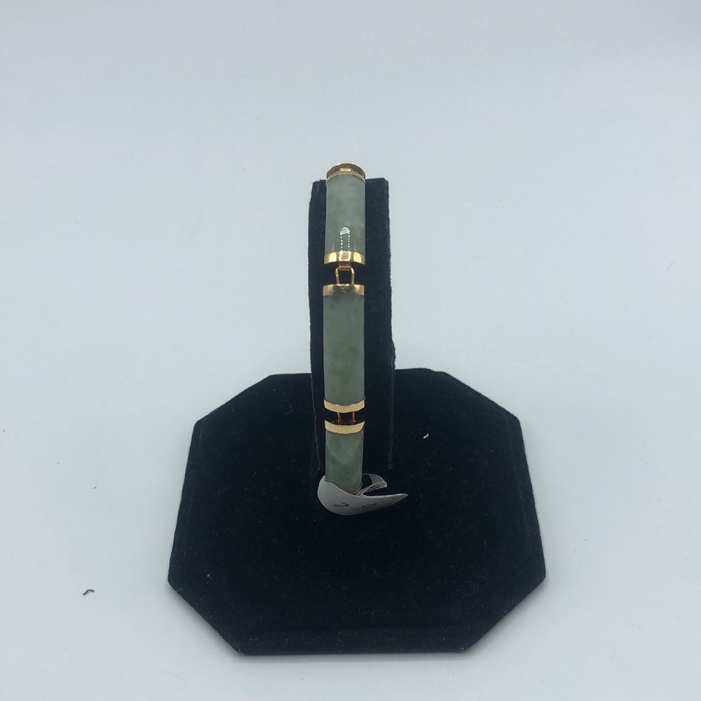 Beautiful jade set in 14k yellow gold